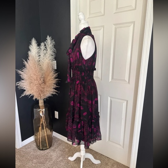 Diane Von Furstenberg Sevilla Sleeveless Silk Tiered Ruffle Tie Neck Dress
Sz 8 - Picture 7 of 12